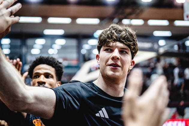 12.09.2026, xhfmx, Basketball BBL Pokal, Giessen 46ers - Chemnitz 99ers Chemnitz Spieler klatschen mit den Fans ab Giessen