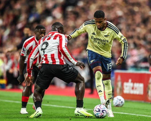 Premier League Sunderland v Arsenal Brian Brobbey of Sunderland and Ezri Konsa of Arsenal battle for the ball during the Premier League match Sunderland vs Arsenal at Stadium Of Light, Sunderland, United Kingdom on 12 September 2026 (Photo by Alfie Cosgrove News Images) Sunderland Stadium Of Light Tyne and Wear United Kingdom Copyright: xAlfiexCosgrove NewsxImagesx
