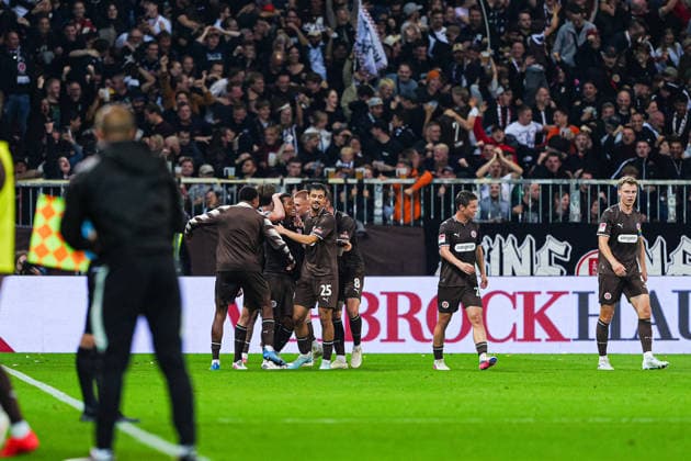 Torjubel FC St. Pauli nach Tor zum 1:0 Joel Chima Fujita (FC St. Pauli, 16) GER, FC St. Pauli vs. VfL Wolfsburg, Fussball, 2. Bundesliga, Spieltag 05, Saison 2026 2027, 12.09.2026 DFL REGULATIONS PROHIBIT ANY USE OF PHOTOGRAPHS AS IMAGE SEQUENCES AND OR QUASI-VIDEO GER, FC St. Pauli vs. VfL Wolfsburg, Fussball, 2. Bundesliga, Spieltag 05, Saison 2026 2027, 12.09.2026 Hamburg *** FC St. Pauli celebrates after Joel Chima Fujita scores the 1-0 goal, FC St. Pauli, 16 GER, FC St. Pauli vs. VfL Wolfsburg, soccer, 2. Bundesliga, Matchday 5, 2026–2027 season, September 12, 2026 DFL regulations prohibit any use of photographs as image sequences and or quasi-video GER, FC St. Pauli vs. VfL Wolfsburg, Soccer, 2. Bundesliga, Matchday 05, 2026–2027 Season, September 12, 2026, Hamburg Copyright: xEibner-Pressefoto MarcelxvonxFehrnx EP_MFN