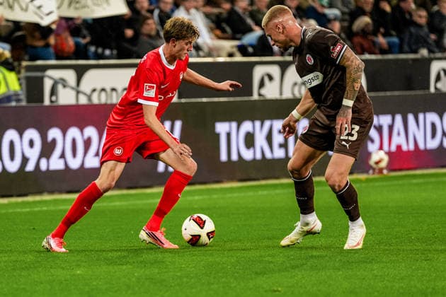 Deutschland: Fußball 2. Bundesliga 2026 27, 5. Spieltag FC St. Pauli vs VfL Wolfsburg Millerntor-Stadion (Hamburg St. Pauli): Fabian Reese (VfL Wolfsburg, 11), Louis Oppie (FC St. Pauli, 23) *** Germany Soccer 2. Bundesliga 2026-27, Matchday 5: FC St. Pauli vs. VfL Wolfsburg at Millerntor Stadium, Hamburg; St. Pauli: Fabian Reese; VfL Wolfsburg: 11, Louis Oppie; FC St. Pauli: 23 Copyright: xStefanxTrochax