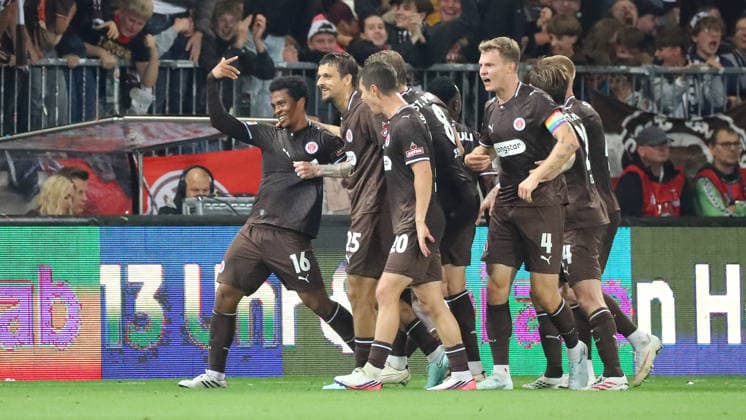 St. Pauli vs. VfL, 2. BL Hamburg, 12.09.2026, Fußball, Herren, Saison 2026 2027, 2. BL, FC St. Pauli vs. VfL Wolfsburg: Joel Chima Fujita (St. Pauli) jubelt mit Mannschaftskollegen nach seinem Tor zum 1:0 (DFL DFB REGULATIONS PROHIBIT ANY USE OF PHOTOGRAPHS as IMAGE SEQUENCES and or QUASI-VIDEO) Deutschland *** St. Pauli vs. VfL, 2. Bundesliga Hamburg, September 12, 2026, Soccer, Men s, 2026–2027 Season, 2. Bundesliga, FC St. Pauli vs. VfL Wolfsburg: Joel Chima Fujita celebrates with his teammates after scoring the 1–0 goal. DFL and DFB regulations prohibit any use of photographs as image sequences and or quasi-video. Germany