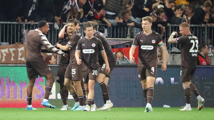 St. Pauli vs. VfL, 2. BL Hamburg, 12.09.2026, Fußball, Herren, Saison 2026 2027, 2. BL, FC St. Pauli vs. VfL Wolfsburg: Joel Chima Fujita (St. Pauli) jubelt mit Mannschaftskollegen nach seinem Tor zum 1:0 (DFL DFB REGULATIONS PROHIBIT ANY USE OF PHOTOGRAPHS as IMAGE SEQUENCES and or QUASI-VIDEO) Deutschland *** St. Pauli vs. VfL, 2. Bundesliga Hamburg, September 12, 2026, Soccer, Men s, 2026–2027 Season, 2. Bundesliga, FC St. Pauli vs. VfL Wolfsburg: Joel Chima Fujita celebrates with his teammates after scoring the 1–0 goal. DFL and DFB regulations prohibit any use of photographs as image sequences and or quasi-video. Germany