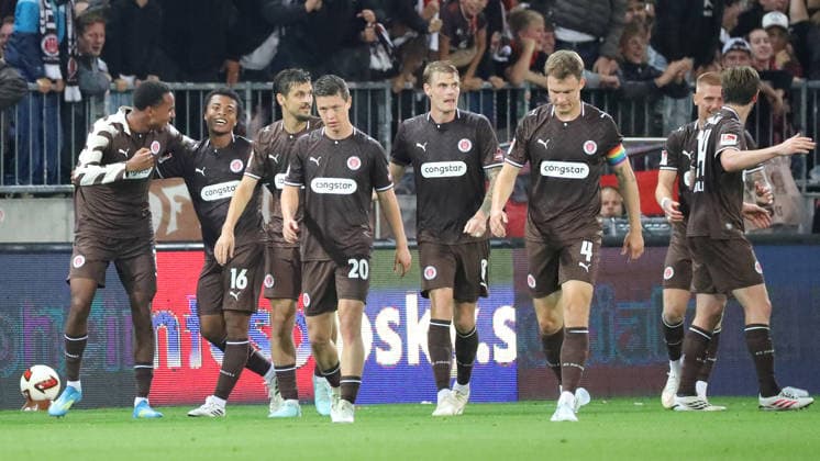 St. Pauli vs. VfL, 2. BL Hamburg, 12.09.2026, Fußball, Herren, Saison 2026 2027, 2. BL, FC St. Pauli vs. VfL Wolfsburg: Joel Chima Fujita (St. Pauli) jubelt mit Mannschaftskollegen nach seinem Tor zum 1:0 (DFL DFB REGULATIONS PROHIBIT ANY USE OF PHOTOGRAPHS as IMAGE SEQUENCES and or QUASI-VIDEO) Deutschland *** St. Pauli vs. VfL, 2. Bundesliga Hamburg, September 12, 2026, Soccer, Men s, 2026–2027 Season, 2. Bundesliga, FC St. Pauli vs. VfL Wolfsburg: Joel Chima Fujita celebrates with his teammates after scoring the 1–0 goal. DFL and DFB regulations prohibit any use of photographs as image sequences and or quasi-video. Germany
