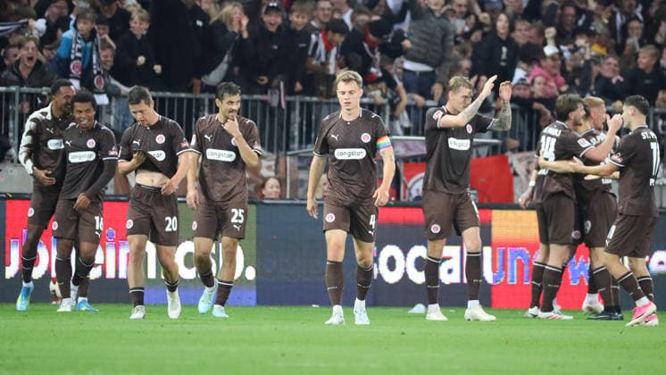 St. Pauli vs. VfL, 2. BL Hamburg, 12.09.2026, Fußball, Herren, Saison 2026 2027, 2. BL, FC St. Pauli vs. VfL Wolfsburg: Joel Chima Fujita (St. Pauli) jubelt mit Mannschaftskollegen nach seinem Tor zum 1:0 (DFL DFB REGULATIONS PROHIBIT ANY USE OF PHOTOGRAPHS as IMAGE SEQUENCES and or QUASI-VIDEO) Deutschland *** St. Pauli vs. VfL, 2. Bundesliga Hamburg, September 12, 2026, Soccer, Men s, 2026–2027 Season, 2. Bundesliga, FC St. Pauli vs. VfL Wolfsburg: Joel Chima Fujita celebrates with his teammates after scoring the 1–0 goal. DFL and DFB regulations prohibit any use of photographs as image sequences and or quasi-video. Germany