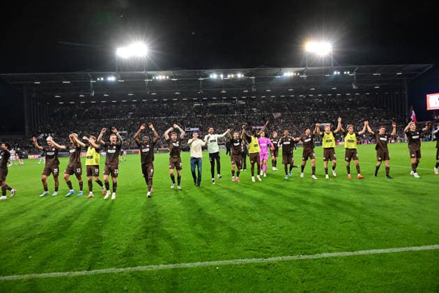 12.09.2026,GER Fußball, Männer, 2.BL, Spieltag 5, Saison 2026 2027, Hamburg, FC St. Pauli vs VfL Wolfsburg die Mannschaft von Pauli jubelt mit den Fans über den Sieg DFB DFL regulations prohibit any use of photographs as image sequences and or quasi-video) Hamburg Millerntorstadion Hamburg Deutschland *** September 12, 2026, GER Soccer, Men, 2nd Division, Matchday 5, 2026–2027 Season, Hamburg, FC St. Pauli vs. VfL Wolfsburg—the St. Pauli team celebrates the victory with the fans. DFB and DFL regulations prohibit any use of photographs as image sequences and or quasi-video. Hamburg Millerntorstadion, Hamburg, Germany Copyright: xnordphotoxGmbH xWitkex