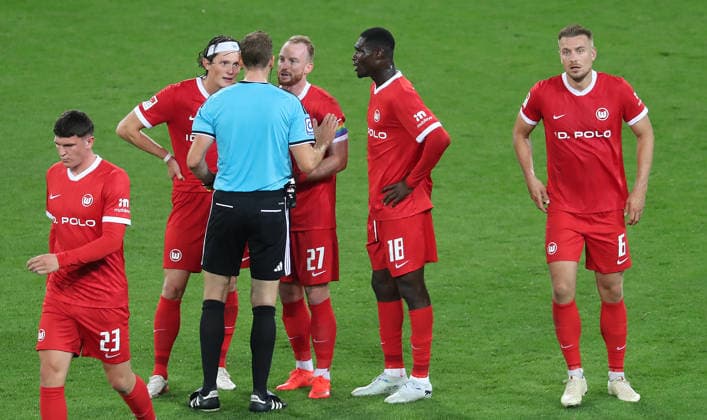 Fabian Reese (VfL Wolfsburg) und Maximilian Arnold (VfL Wolfsburg) reklamieren bei Schiedsrichter Soeren Storks das Tor Fussball, 2.Liga, Saison 2026-2027, Herren, FC St.Pauli gegen VfL Wolfsburg, 1-0 DFL REGULATIONS PROHIBIT ANY USE OF PHOTOGRAPHS AS IMAGE SEQUENCES AND OR QUASI-VIDEO. *** Fabian Reese (VfL Wolfsburg) and Maximilian Arnold (VfL Wolfsburg) dispute the goal with referee Soeren Storks. Soccer, 2nd Division, 2026–2027 season, Men’s, FC St. Pauli vs. VfL Wolfsburg, 1–0 DFL REGULATIONS PROHIBIT ANY USE OF PHOTOGRAPHS AS IMAGE SEQUENCES AND OR QUASI-VIDEO
