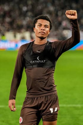 Deutschland: Fußball 2. Bundesliga 2026 27, 5. Spieltag FC St. Pauli vs VfL Wolfsburg Millerntor-Stadion (Hamburg St. Pauli): Joel Chima Fujita (FC St. Pauli, 16) jubelt mit Fans *** Germany Soccer 2. Bundesliga 2026–27, Matchday 5: FC St. Pauli vs. VfL Wolfsburg at Millerntor Stadium, Hamburg; St. Pauli s Joel Chima Fujita celebrates with fans Copyright: xStefanxTrochax