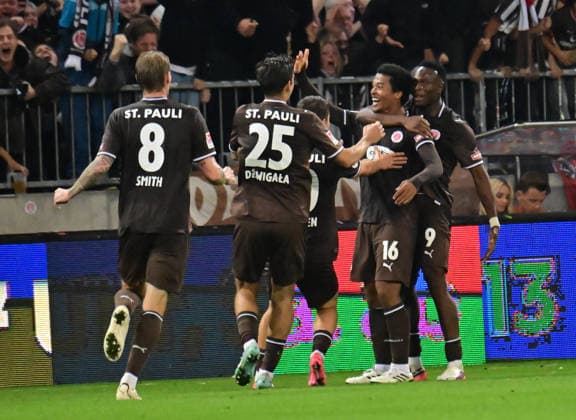 12.09.2026,GER Fußball, Männer, 2.BL, Spieltag 5, Saison 2026 2027, Hamburg, FC St. Pauli vs VfL Wolfsburg Joel Chima Fujita (Pauli 16) schießt das Tor zum 1-0 fuer Pauli vorbei an Torwart Jakub Zielinski(Wolfsburg 30) und jubelt mit der Mannschaft DFB DFL regulations prohibit any use of photographs as image sequences and or quasi-video) Hamburg Millerntorstadion Hamburg Deutschland *** September 12, 2026, German Soccer, Men, 2nd Division, Matchday 5, 2026–2027 Season, Hamburg, FC St. Pauli vs. VfL Wolfsburg: Joel Chima Fujita (Pauli, No. 16) scores the 1–0 goal for Pauli past goalkeeper Jakub Zielinski (Wolfsburg, No. 30) and celebrates with the team. DFB and DFL regulations prohibit any use of photographs as image sequences and or quasi-video. Millerntorstadion, Hamburg, Germany Copyright: xnordphotoxGmbH xWitkex
