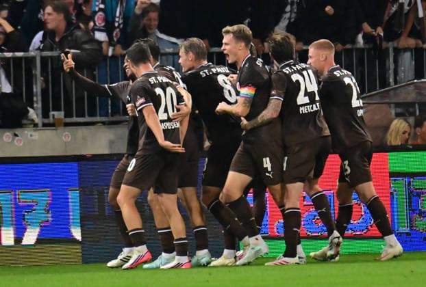 12.09.2026,GER Fußball, Männer, 2.BL, Spieltag 5, Saison 2026 2027, Hamburg, FC St. Pauli vs VfL Wolfsburg Joel Chima Fujita (Pauli 16) schießt das Tor zum 1-0 fuer Pauli vorbei an Torwart Jakub Zielinski(Wolfsburg 30) und jubelt mit der Mannschaft DFB DFL regulations prohibit any use of photographs as image sequences and or quasi-video) Hamburg Millerntorstadion Hamburg Deutschland *** September 12, 2026, German Soccer, Men, 2nd Division, Matchday 5, 2026–2027 Season, Hamburg, FC St. Pauli vs. VfL Wolfsburg: Joel Chima Fujita (Pauli, No. 16) scores the 1–0 goal for Pauli past goalkeeper Jakub Zielinski (Wolfsburg, No. 30) and celebrates with the team. DFB and DFL regulations prohibit any use of photographs as image sequences and or quasi-video. Millerntorstadion, Hamburg, Germany Copyright: xnordphotoxGmbH xWitkex