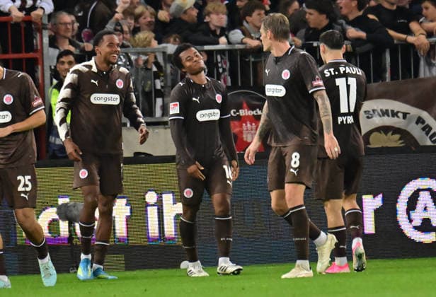 12.09.2026,GER Fußball, Männer, 2.BL, Spieltag 5, Saison 2026 2027, Hamburg, FC St. Pauli vs VfL Wolfsburg Joel Chima Fujita (Pauli 16) schießt das Tor zum 1-0 fuer Pauli vorbei an Torwart Jakub Zielinski(Wolfsburg 30) und jubelt mit der Mannschaft DFB DFL regulations prohibit any use of photographs as image sequences and or quasi-video) Hamburg Millerntorstadion Hamburg Deutschland *** September 12, 2026, German Soccer, Men, 2nd Division, Matchday 5, 2026–2027 Season, Hamburg, FC St. Pauli vs. VfL Wolfsburg: Joel Chima Fujita (Pauli, No. 16) scores the 1–0 goal for Pauli past goalkeeper Jakub Zielinski (Wolfsburg, No. 30) and celebrates with the team. DFB and DFL regulations prohibit any use of photographs as image sequences and or quasi-video. Millerntorstadion, Hamburg, Germany Copyright: xnordphotoxGmbH xWitkex