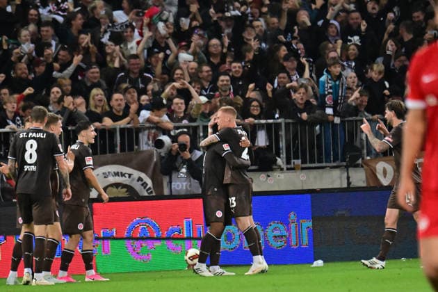 12.09.2026,GER Fußball, Männer, 2.BL, Spieltag 5, Saison 2026 2027, Hamburg, FC St. Pauli vs VfL Wolfsburg Joel Chima Fujita (Pauli 16) schießt das Tor zum 1-0 fuer Pauli vorbei an Torwart Jakub Zielinski(Wolfsburg 30) und jubelt mit der Mannschaft DFB DFL regulations prohibit any use of photographs as image sequences and or quasi-video) Hamburg Millerntorstadion Hamburg Deutschland *** September 12, 2026, German Soccer, Men, 2nd Division, Matchday 5, 2026–2027 Season, Hamburg, FC St. Pauli vs. VfL Wolfsburg: Joel Chima Fujita (Pauli, No. 16) scores the 1–0 goal for Pauli past goalkeeper Jakub Zielinski (Wolfsburg, No. 30) and celebrates with the team. DFB and DFL regulations prohibit any use of photographs as image sequences and or quasi-video. Millerntorstadion, Hamburg, Germany Copyright: xnordphotoxGmbH xWitkex