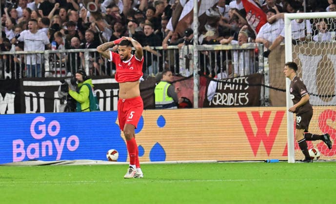 12.09.2026,GER Fußball, Männer, 2.BL, Spieltag 5, Saison 2026 2027, Hamburg, FC St. Pauli vs VfL Wolfsburg Joel Chima Fujita (Pauli 16) schießt das Tor zum 1-0 fuer Pauli vorbei an Torwart Jakub Zielinski(Wolfsburg 30) und Vinicius Souza (Wolfsburg 05) ist verzweifelt DFB DFL regulations prohibit any use of photographs as image sequences and or quasi-video) Hamburg Millerntorstadion Hamburg Deutschland *** September 12, 2026, German Soccer, Men s, 2nd Division, Matchday 5, 2026–2027 Season, Hamburg, FC St. Pauli vs. VfL Wolfsburg: Joel Chima Fujita (Pauli 16) scores the 1–0 goal for Pauli, beating goalkeeper Jakub Zielinski (Wolfsburg 30), while Vinicius Souza (Wolfsburg 05) looks devastated. DFB and DFL regulations prohibit any use of photographs as image sequences and or quasi-video. Hamburg Millerntorstadion, Hamburg, Germany Copyright: xnordphotoxGmbH xWitkex