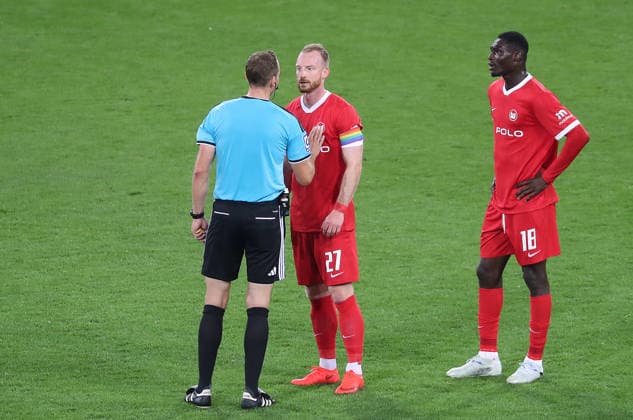 Maximilian Arnold (VfL Wolfsburg) reklamiert das Tor bei Schiedsrichter Soeren Storks , rechts Jonas Adjetey (VfL Wolfsburg) Fussball, 2.Liga, Saison 2026-2027, Herren, FC St.Pauli gegen VfL Wolfsburg, 1-0 DFL REGULATIONS PROHIBIT ANY USE OF PHOTOGRAPHS AS IMAGE SEQUENCES AND OR QUASI-VIDEO. *** Maximilian Arnold of VfL Wolfsburg appeals the goal to referee Soeren Storks; on the right, Jonas Adjetey of VfL Wolfsburg. Soccer, 2. Bundesliga, 2026–2027 season, Men s, FC St. Pauli vs. VfL Wolfsburg, 1–0. DFL regulations prohibit any use of photographs as image sequences and or quasi-video.
