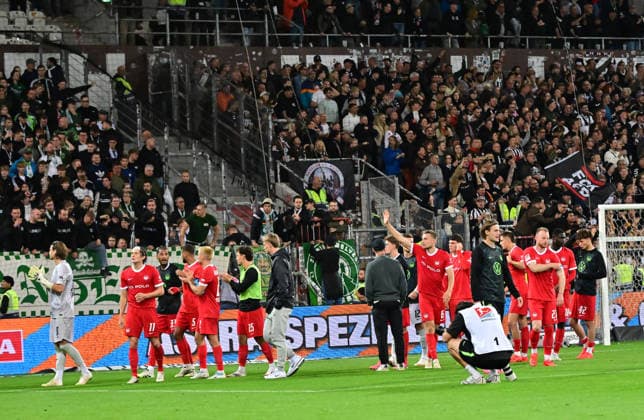 12.09.2026,GER Fußball, Männer, 2.BL, Spieltag 5, Saison 2026 2027, Hamburg, FC St. Pauli vs VfL Wolfsburg die Wolfsburger Mannschaft läßt nach der Niederlage die Köpfe hängen DFB DFL regulations prohibit any use of photographs as image sequences and or quasi-video) Hamburg Millerntorstadion Hamburg Deutschland *** September 12, 2026, GER Soccer, Men, 2nd Division, Matchday 5, 2026–2027 Season, Hamburg, FC St. Pauli vs. VfL Wolfsburg—the Wolfsburg team hangs its head after the loss. DFB and DFL regulations prohibit any use of photographs as image sequences and or quasi-video. Millerntor Stadium, Hamburg, Germany Copyright: xnordphotoxGmbH xWitkex
