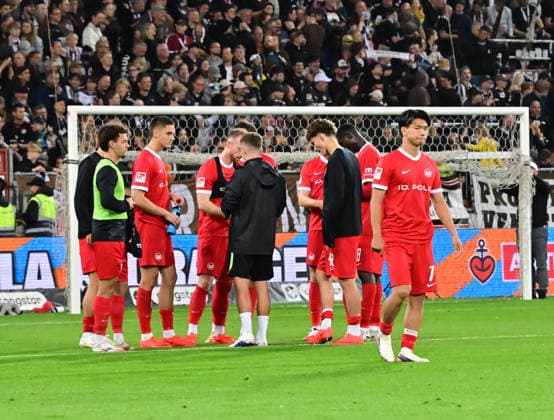 12.09.2026,GER Fußball, Männer, 2.BL, Spieltag 5, Saison 2026 2027, Hamburg, FC St. Pauli vs VfL Wolfsburg die Wolfsburger Mannschaft läßt nach der Niederlage die Köpfe hängen DFB DFL regulations prohibit any use of photographs as image sequences and or quasi-video) Hamburg Millerntorstadion Hamburg Deutschland *** September 12, 2026, GER Soccer, Men, 2nd Division, Matchday 5, 2026–2027 Season, Hamburg, FC St. Pauli vs. VfL Wolfsburg—the Wolfsburg team hangs its head after the loss. DFB and DFL regulations prohibit any use of photographs as image sequences and or quasi-video. Millerntor Stadium, Hamburg, Germany Copyright: xnordphotoxGmbH xWitkex