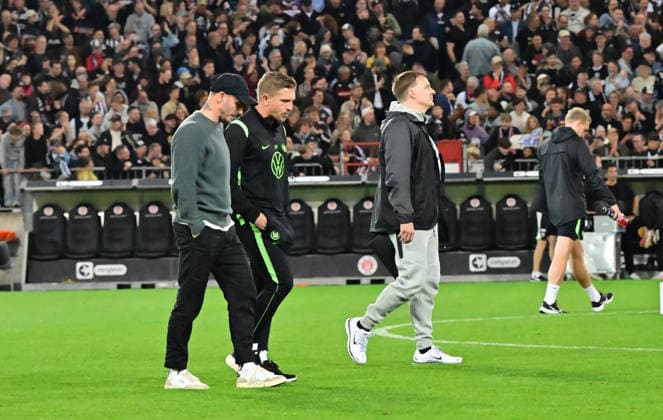12.09.2026,GER Fußball, Männer, 2.BL, Spieltag 5, Saison 2026 2027, Hamburg, FC St. Pauli vs VfL Wolfsburg die Wolfsburger Mannschaft läßt nach der Niederlage mit Trainer Tobias Strobl (Wolfsburg) die Köpfe hängen DFB DFL regulations prohibit any use of photographs as image sequences and or quasi-video) Hamburg Millerntorstadion Hamburg Deutschland *** September 12, 2026, Germany, Soccer, Men, 2nd Division, Matchday 5, 2026–2027 Season, Hamburg, FC St. Pauli vs. VfL Wolfsburg—The Wolfsburg team is downcast following their defeat under coach Tobias Strobl. DFB and DFL regulations prohibit any use of photographs as image sequences and or quasi-video. Hamburg Millerntorstadion, Hamburg, Germany Copyright: xnordphotoxGmbH xWitkex
