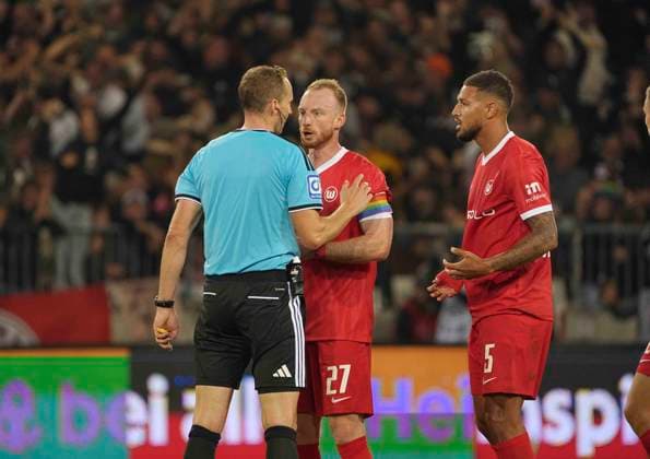 Foto : Schiedsrichter Sören Storks streitet nach dem Führungstor mit Maximilian Arnold (Wolfsburg) und rechts Vini de SOUZA COSTA (Wolfsburg) Fussball 2. Bundesliga , 5. Spieltag am Sa. 12.09.2026 FC St. Pauli - VfL Wolfsburg *** Photo: Referee Sören Storks argues with Maximilian Arnold (Wolfsburg) after the opening goal; on the right is Vini de SOUZA COSTA (Wolfsburg). Soccer, 2. Bundesliga, Matchday 5 on Sat, Sept. 12, 2026: FC St. Pauli vs. VfL Wolfsburg