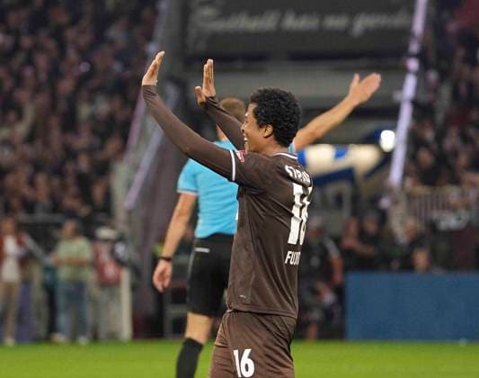 Foto : Jubel nach dem Schlußpfiff bei den Spielern von St. Pauli , hier freut sich der Torschütze Joel Chima FUJITA (Pauli) Fussball 2. Bundesliga , 5. Spieltag am Sa. 12.09.2026 FC St. Pauli - VfL Wolfsburg *** Photo: St. Pauli players celebrating after the final whistle; here, goal scorer Joel Chima Fujita is celebrating. St. Pauli Soccer, 2. Bundesliga, Matchday 5 on Sat, Sept. 12, 2026: FC St. Pauli vs. VfL Wolfsburg