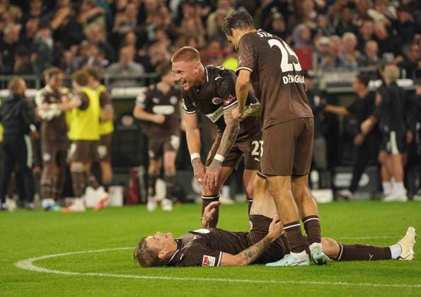 Foto : Jubel nach dem Schlußpfiff bei den Spielern von st. Pauli , hier freuen sich Eric SMITH ( am Boden ) mit Louis OPPIE (Pauli) und rechts ... Adam Dzwigala Fussball 2. Bundesliga , 5. Spieltag am Sa. 12.09.2026 FC St. Pauli - VfL Wolfsburg *** Photo: St. Pauli players celebrating after the final whistle; here, Eric Smith is celebrating on the ground with Louis Oppie Pauli, and Adam Dzwigala is on the right. Soccer, 2. Bundesliga, Matchday 5, Saturday, September 12, 2026: FC St. Pauli vs. VfL Wolfsburg