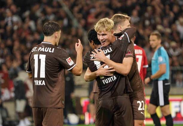 Foto : Jubel nach dem Schlußpfiff bei den Spielern von St. pauli , hier freut sich der Torschütze Joel Chima FUJITA in den Armen von Arkadiusz PYRKA (links) und Samuel KLEIN (Pauli, 22) und David Nemeth (Pauli , 4) Fussball 2. Bundesliga , 5. Spieltag am Sa. 12.09.2026 FC St. Pauli - VfL Wolfsburg *** Photo: St. Pauli players celebrating after the final whistle; here, goal scorer Joel Chima Fujita is celebrated in the arms of Arkadiusz Pyrka (left) and Samuel Klein Pauli, 22, and David Nemeth Pauli, 4. Soccer, 2. Bundesliga, Matchday 5 on Sat, Sept. 12, 2026: FC St. Pauli vs. VfL Wolfsburg