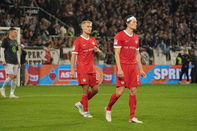 Foto : Enttäuschung nach dem Schlußpfiff bei den Spielern vom VFL Wolfsburg , hier Fabian REESE (11) und Kilian Fischer (rechts) Fussball 2. Bundesliga , 5. Spieltag am Sa. 12.09.2026 FC St. Pauli - VfL Wolfsburg *** Photo: Disappointment among the VFL Wolfsburg players after the final whistle; pictured here are Fabian Reese (No. 11) and Kilian Fischer (right). Soccer, 2. Bundesliga, Matchday 5, Saturday, September 12, 2026: FC St. Pauli vs. VfL Wolfsburg