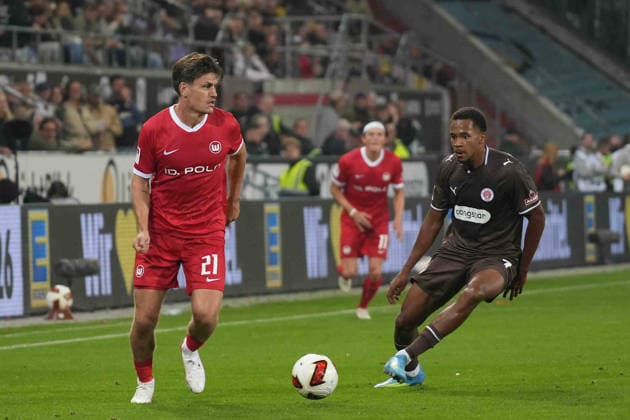 Fußball I Herren I Saison 2026-2027 I 2. Bundesliga I 5. Spieltag I FC St. Pauli - VfL Wolfsburg I 12.09.2026 Joakim Maehle (21, VfL Wolfsburg) ist am Ball Hamburg Millerntor-Stadion Hamburg Deutschland *** Soccer I Men s I 2026–2027 Season I 2. Bundesliga I Matchday 5 I FC St. Pauli vs. VfL Wolfsburg I September 12, 2026 Joakim Maehle, 21, VfL Wolfsburg is in action at Millerntor Stadium in Hamburg, Germany Copyright: xLobeca MaschaxHolmx