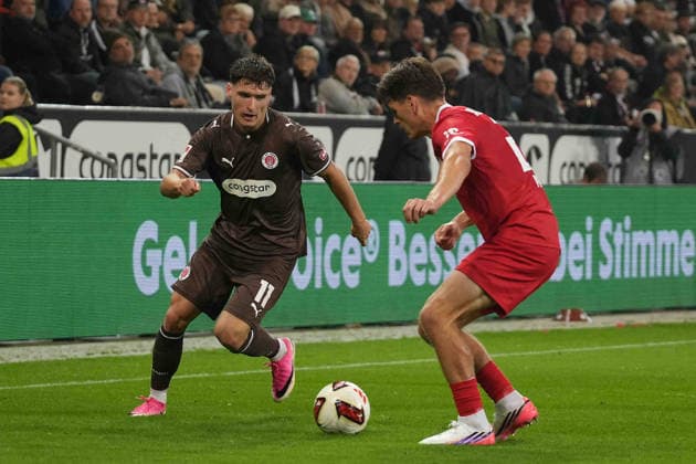 Fußball I Herren I Saison 2026-2027 I 2. Bundesliga I 5. Spieltag I FC St. Pauli - VfL Wolfsburg I 12.09.2026 Arkadiusz Pyrka (11, FC St. Pauli) und Joakim Maehle (21, VfL Wolfsburg) im Zweikampf Hamburg Millerntor-Stadion Hamburg Deutschland *** Soccer I Men s I 2026–2027 Season I 2. Bundesliga I Matchday 5 I FC St. Pauli vs. VfL Wolfsburg I September 12, 2026 Arkadiusz Pyrka 11, FC St. Pauli, and Joakim Maehle 21, VfL Wolfsburg in a tackle at Millerntor Stadium, Hamburg, Germany Copyright: xLobeca MaschaxHolmx