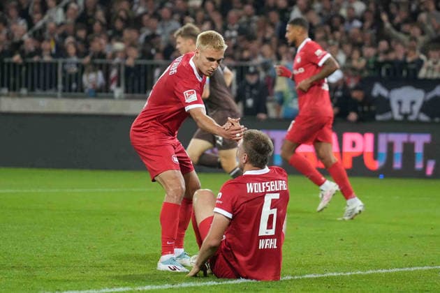 Fußball I Herren I Saison 2026-2027 I 2. Bundesliga I 5. Spieltag I FC St. Pauli - VfL Wolfsburg I 12.09.2026 Kilian Fischer (2, VfL Wolfsburg) hilft Hauke Wahl (6, VfL Wolfsburg) hoch Hamburg Millerntor-Stadion Hamburg Deutschland *** Soccer I Men s I 2026–2027 Season I 2. Bundesliga I Matchday 5 I FC St. Pauli vs. VfL Wolfsburg I September 12, 2026 Kilian Fischer 2, VfL Wolfsburg assists Hauke Wahl 6, VfL Wolfsburg at Hamburg’s Millerntor Stadium, Hamburg, Germany Copyright: xLobeca MaschaxHolmx