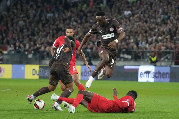 Fußball I Herren I Saison 2026-2027 I 2. Bundesliga I 5. Spieltag I FC St. Pauli - VfL Wolfsburg I 12.09.2026 Abdoulie Ceesay (9, FC St. Pauli) spring rüber Jonas Adjetey (18, VfL Wolfsburg) Hamburg Millerntor-Stadion Hamburg Deutschland *** Soccer I Men s I 2026–2027 Season I 2. Bundesliga I Matchday 5 I FC St. Pauli vs. VfL Wolfsburg I September 12, 2026 Abdoulie Ceesay 9, FC St. Pauli jumps over Jonas Adjetey 18, VfL Wolfsburg, Millerntor Stadium, Hamburg, Germany Copyright: xLobeca MaschaxHolmx