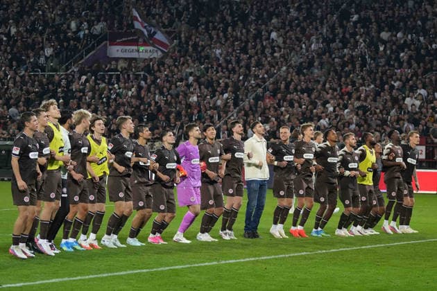 Fußball I Herren I Saison 2026-2027 I 2. Bundesliga I 5. Spieltag I FC St. Pauli - VfL Wolfsburg I 12.09.2026 Spieler des FC St. Pauli feiern den Sieg Hamburg Millerntor-Stadion Hamburg Deutschland *** Soccer I Men s I 2026–2027 Season I 2. Bundesliga I Matchday 5 I FC St. Pauli vs. VfL Wolfsburg I September 12, 2026 FC St. Pauli players celebrate their victory at Millerntor Stadium in Hamburg, Germany Copyright: xLobeca MaschaxHolmx