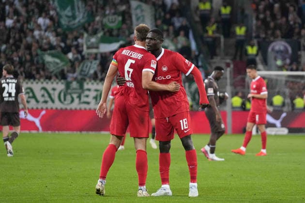 Fußball I Herren I Saison 2026-2027 I 2. Bundesliga I 5. Spieltag I FC St. Pauli - VfL Wolfsburg I 12.09.2026 Hauke Wahl (6, VfL Wolfsburg) und Jonas Adjetey (18, VfL Wolfsburg) umarmen sich Hamburg Millerntor-Stadion Hamburg Deutschland *** Soccer I Men s I 2026–2027 Season I 2. Bundesliga I Matchday 5 I FC St. Pauli vs. VfL Wolfsburg I September 12, 2026 Hauke Wahl 6, VfL Wolfsburg and Jonas Adjetey 18, VfL Wolfsburg embrace at Millerntor Stadium in Hamburg, Germany Copyright: xLobeca MaschaxHolmx
