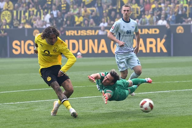 FABIO SILVA (DO) schiesst das Tor zum 1-0 gegen Torwart Nahuel NOLL (PB) Fussball 1. Bundesliga, 3.Spieltag, matchday3, Spieltag3, Borussia Dortmund (DO) - SC Paderborn (PB) am 12.09.2026 in Dortmund Deutschland. DFL regulations prohibit any use of photographs as image sequences and or quasi-video Â *** FABIO SILVA DO scores the 1-0 goal against goalkeeper Nahuel NOLL PB Soccer 1 Bundesliga, Matchday 3, matchday3, Spieltag3, Borussia Dortmund vs. SC Paderborn on September 12, 2026, in Dortmund, Germany. DFL regulations prohibit any use of photographs as image sequences and or quasi-video.