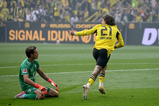 FABIO SILVA (DO) jubelt nach seinem Tor zum 1-0, Jubel, jubeln, Freude, cheers, links Torwart Nahuel NOLL (PB) enttaeuscht, enttäuscht, Enttäuschung, Enttaeuschung Fussball 1. Bundesliga, 3.Spieltag, matchday3, Spieltag3, Borussia Dortmund (DO) - SC Paderborn (PB) 3-0 am 12.09.2026 in Dortmund Deutschland. DFL regulations prohibit any use of photographs as image sequences and or quasi-video Â *** FABIO SILVA DO celebrates after scoring the 1-0 goal, Celebration, cheering, joy, cheers; on the left, goalkeeper Nahuel NOLL PB looks disappointed, disappointment, soccer, Bundesliga 1, Matchday 3, Borussia Dortmund vs. SC Paderborn 3–0 on September 12, 2026, in Dortmund, Germany. DFL regulations prohibit any use of photographs as image sequences and or quasi-video.