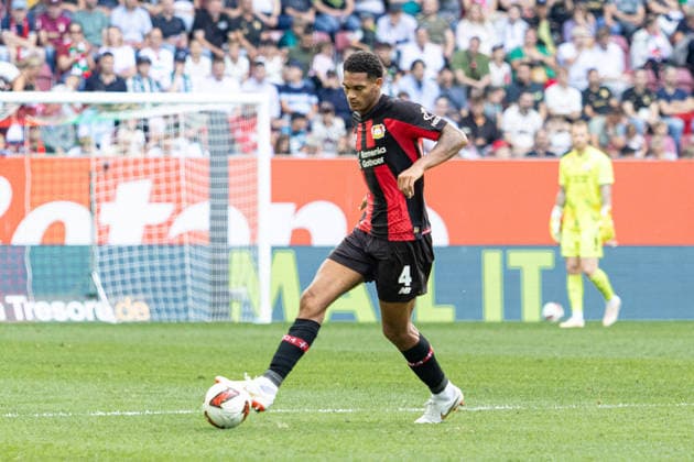 Deutschland: FC Augsburg vs Bayer 04 Leverkusen, 1. Bundesliga, Saison 2026 27, WWK Arena (Augsburg): Jarell Quansah, (Bayer Leverkusen, 4) am Ball Augsburg WWK Arena Bayern Deutschland *** Germany: FC Augsburg vs. Bayer 04 Leverkusen, Bundesliga 1, 2026–27 season, WWK Arena, Augsburg; Jarell Quansah, Bayer Leverkusen, 4 on the ball; Augsburg, WWK Arena, Bavaria, Germany Copyright: xBenedictxChristx