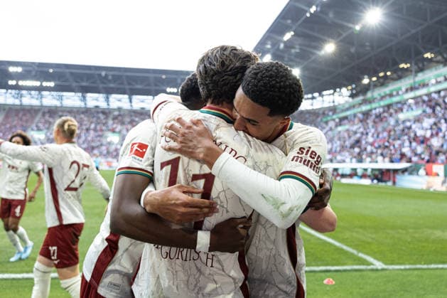 Deutschland: FC Augsburg vs Bayer 04 Leverkusen, 1. Bundesliga, Saison 2026 27, WWK Arena (Augsburg): Jubel FC Augsburg nach Tor von Michael Gregoritsch, (FC Augsburg, 11), Noahkai Banks, (FC Augsburg, 40), Chrislain Matsima, (FC Augsburg, 5), Portraitfoto, Portrait, Einzelaufnahme, Porträt Augsburg WWK Arena Bayern Deutschland *** Germany: FC Augsburg vs. Bayer 04 Leverkusen, Bundesliga 1, 2026–27 Season, WWK Arena Augsburg: FC Augsburg celebrates after a goal by Michael Gregoritsch, FC Augsburg, 11, Noahkai Banks, FC Augsburg, 40, Chrislain Matsima, FC Augsburg, 5; portrait photo, portrait, individual shot, portrait of Augsburg at the WWK Arena in Bavaria, Germany Copyright: xBenedictxChristx