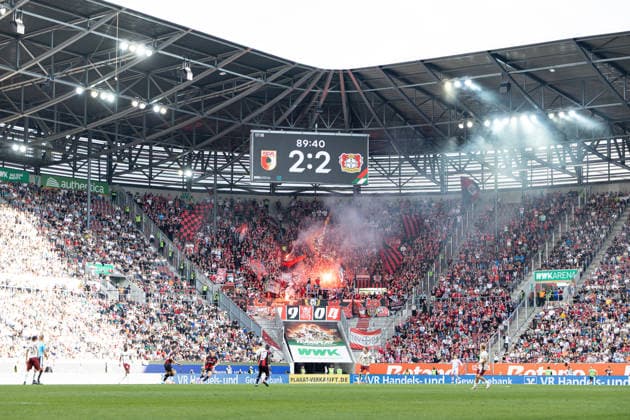 Deutschland: FC Augsburg vs Bayer 04 Leverkusen, 1. Bundesliga, Saison 2026 27, WWK Arena (Augsburg): Fans Bayer 04 Leverkusen, Pyrotechnik, Spielstand 2:2 Unentschieden, Anzeigetafel, Stadionanzeige, Spielstand, Resultat, Ergebnis Augsburg WWK Arena Bayern Deutschland *** Germany: FC Augsburg vs. Bayer 04 Leverkusen, Bundesliga 1, 2026–27 Season, WWK Arena Augsburg, Bayer 04 Leverkusen fans, pyrotechnics, 2–2 tie, scoreboard, stadium display, score, result, Augsburg WWK Arena, Bavaria, Germany Copyright: xBenedictxChristx