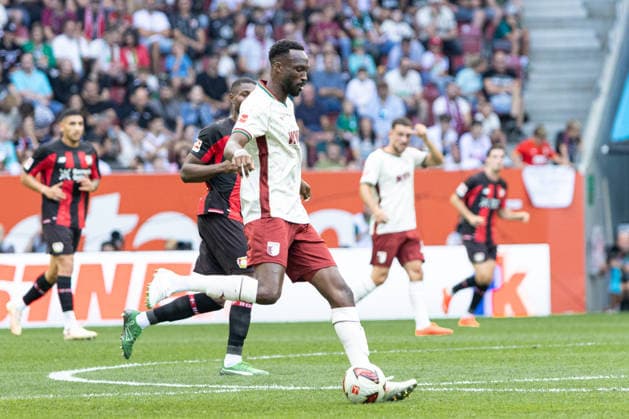 Deutschland: FC Augsburg vs Bayer 04 Leverkusen, 1. Bundesliga, Saison 2026 27, WWK Arena (Augsburg): Chrislain Matsima, (FC Augsburg, 5) am Ball Augsburg WWK Arena Bayern Deutschland *** Germany: FC Augsburg vs. Bayer 04 Leverkusen, Bundesliga 1, 2026–27 season, WWK Arena, Augsburg; Chrislain Matsima, FC Augsburg, 5 with the ball; Augsburg, WWK Arena, Bavaria, Germany Copyright: xBenedictxChristx