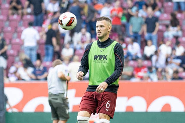 Deutschland: FC Augsburg vs Bayer 04 Leverkusen, 1. Bundesliga, Saison 2026 27, WWK Arena (Augsburg): Jeffrey Gouweleeuw, (FC Augsburg, 6), Portraitfoto, Portrait, Einzelaufnahme, Porträt Augsburg WWK Arena Bayern Deutschland *** Germany: FC Augsburg vs. Bayer 04 Leverkusen, Bundesliga 1, 2026–27 Season, WWK Arena, Augsburg; Jeffrey Gouweleeuw, FC Augsburg, 6; portrait photo, portrait, single shot, portrait, Augsburg, WWK Arena, Bavaria, Germany Copyright: xBenedictxChristx