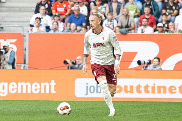 Deutschland: FC Augsburg vs Bayer 04 Leverkusen, 1. Bundesliga, Saison 2026 27, WWK Arena (Augsburg): Marius Wolf, (FC Augsburg, 27) am Ball Augsburg WWK Arena Bayern Deutschland *** Germany: FC Augsburg vs. Bayer 04 Leverkusen, Bundesliga 1, 2026–27 Season, WWK Arena, Augsburg; Marius Wolf, FC Augsburg, 27, in possession, Augsburg, WWK Arena, Bavaria, Germany Copyright: xBenedictxChristx