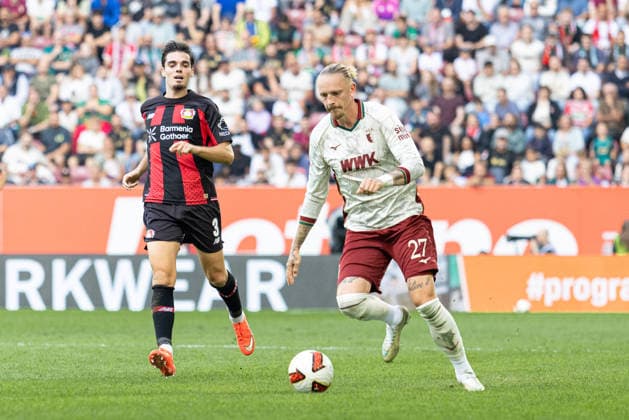 Deutschland: FC Augsburg vs Bayer 04 Leverkusen, 1. Bundesliga, Saison 2026 27, WWK Arena (Augsburg): Marius Wolf, (FC Augsburg, 27) am Ball, Miguel Gutierrez, (Bayer Leverkusen, 3) Augsburg WWK Arena Bayern Deutschland *** Germany: FC Augsburg vs. Bayer 04 Leverkusen, Bundesliga 1, 2026–27 season, WWK Arena, Augsburg; Marius Wolf, FC Augsburg, No. 27 in possession; Miguel Gutierrez, Bayer Leverkusen, No. 3; Augsburg, WWK Arena, Bavaria, Germany Copyright: xBenedictxChristx