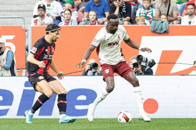 Deutschland: FC Augsburg vs Bayer 04 Leverkusen, 1. Bundesliga, Saison 2026 27, WWK Arena (Augsburg): Chrislain Matsima, (FC Augsburg, 5) am Ball, Martin Terrier, (Bayer Leverkusen, 11) Augsburg WWK Arena Bayern Deutschland *** Germany: FC Augsburg vs. Bayer 04 Leverkusen, Bundesliga 1, 2026–27 Season, WWK Arena, Augsburg; Chrislain Matsima (FC Augsburg), No. 5; Martin Terrier (Bayer Leverkusen), No. 11; Augsburg, WWK Arena, Bavaria, Germany Copyright: xBenedictxChristx