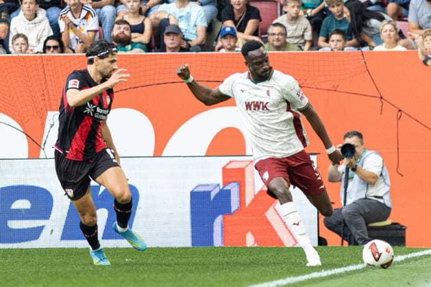 Deutschland: FC Augsburg vs Bayer 04 Leverkusen, 1. Bundesliga, Saison 2026 27, WWK Arena (Augsburg): Chrislain Matsima, (FC Augsburg, 5) am Ball, Martin Terrier, (Bayer Leverkusen, 11) Augsburg WWK Arena Bayern Deutschland *** Germany: FC Augsburg vs. Bayer 04 Leverkusen, Bundesliga 1, 2026–27 Season, WWK Arena, Augsburg; Chrislain Matsima (FC Augsburg), No. 5; Martin Terrier (Bayer Leverkusen), No. 11; Augsburg, WWK Arena, Bavaria, Germany Copyright: xBenedictxChristx