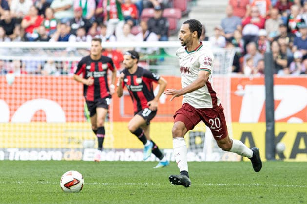 Deutschland: FC Augsburg vs Bayer 04 Leverkusen, 1. Bundesliga, Saison 2026 27, WWK Arena (Augsburg): Alexis Claude Maurice, (FC Augsburg, 20) am Ball Augsburg WWK Arena Bayern Deutschland *** Germany: FC Augsburg vs. Bayer 04 Leverkusen, Bundesliga 1, 2026–27 season, WWK Arena, Augsburg; Alexis Claude Maurice, FC Augsburg, 20 minutes on the ball; Augsburg, WWK Arena, Bavaria, Germany Copyright: xBenedictxChristx