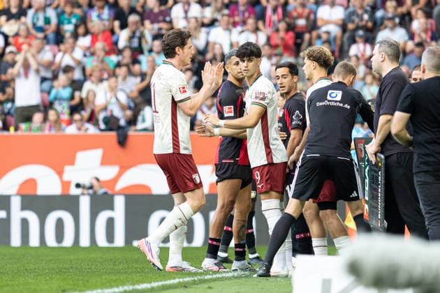 Deutschland: FC Augsburg vs Bayer 04 Leverkusen, 1. Bundesliga, Saison 2026 27, WWK Arena (Augsburg): Michael Gregoritsch, (FC Augsburg, 11) bei seiner Auswechselung, Rodrigo Ribeiro, (FC Augsburg, 9), Lucas Vazquez, (Bayer Leverkusen, 17), Yannik Keitel, (FC Augsburg, 14) Augsburg WWK Arena Bayern Deutschland *** Germany: FC Augsburg vs. Bayer 04 Leverkusen, Bundesliga 1, 2026–27 Season, WWK Arena Augsburg Michael Gregoritsch, FC Augsburg, 11 (at the time of his substitution), Rodrigo Ribeiro, FC Augsburg, 9, Lucas Vázquez, Bayer Leverkusen, 17, Yannik Keitel, FC Augsburg, 14 Augsburg WWK Arena Bavaria Germany Copyright: xBenedictxChristx