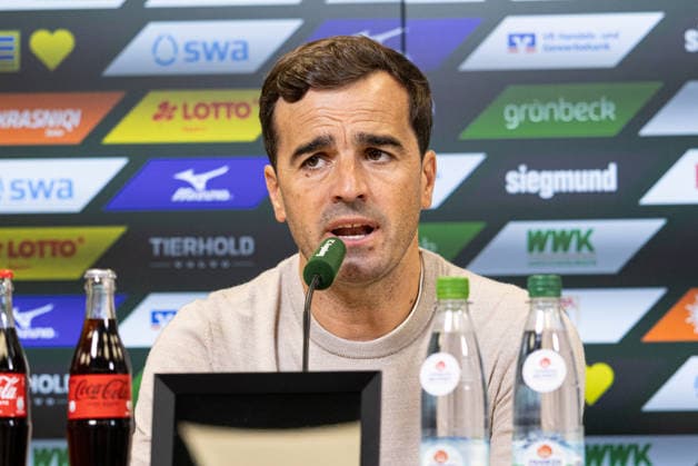 Deutschland: FC Augsburg vs Bayer 04 Leverkusen, 1. Bundesliga, Saison 2026 27, WWK Arena (Augsburg): Carles Martinez Novell, (Trainer, Bayer Leverkusen) auf der Pressekonferenz nach dem Spiel Augsburg WWK Arena Bayern Deutschland *** Germany: FC Augsburg vs. Bayer 04 Leverkusen, Bundesliga 1, 2026–27 season, WWK Arena, Augsburg; Carles Martinez Novell, coach of Bayer Leverkusen, at the postgame press conference at the WWK Arena in Augsburg, Bavaria, Germany Copyright: xBenedictxChristx