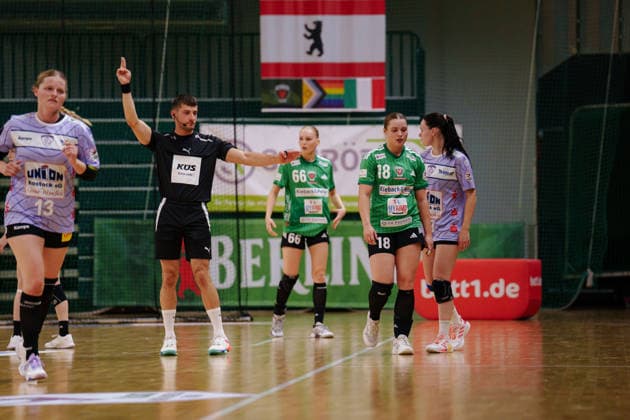 2. Alsco Handball Bundesliga Frauen - 3. Spieltag: Füchse Berlin - Rostocker Handball Club Schiedsrichter pfeift eine Zeitstrafe gegen Moana Thelemann (Füchse Berlin, 18)am 12.09.2026 in der Sporthalle Charlottenburg, Berlin (Berlin) Berlin Sporthalle Charlottenburg Berlin Deutschland