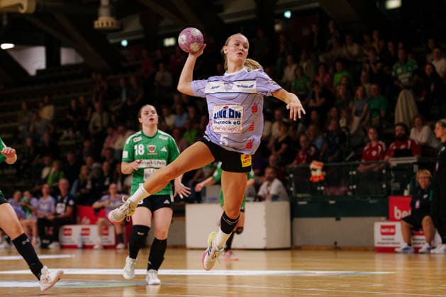 2. Alsco Handball Bundesliga Frauen - 3. Spieltag: Füchse Berlin - Rostocker Handball Club Lilly Worm (Rostocker Handball Club, 5) beim Sprungwurf am 12.09.2026 in der Sporthalle Charlottenburg, Berlin (Berlin) Berlin Sporthalle Charlottenburg Berlin Deutschland