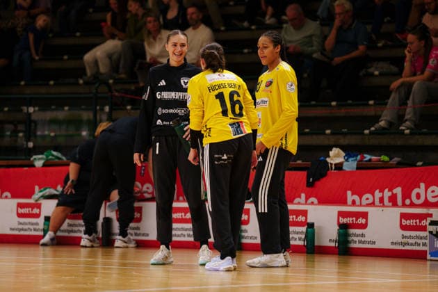2. Alsco Handball Bundesliga Frauen - 3. Spieltag: Füchse Berlin - Rostocker Handball Club Danique Trooster (Füchse Berlin, 1), Thara Sieg (Füchse Berlin, 16) und Mercy Hacker (Füchse Berlin, 30) am 12.09.2026 in der Sporthalle Charlottenburg, Berlin (Berlin) Berlin Sporthalle Charlottenburg Berlin Deutschland