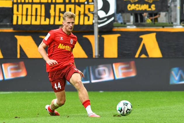 Malte Karbstein (Jahn Regensburg, 44) am Ball, Spielszene, Freisteller, Ganzkörper, Einzelbild, Aktion, Action, 12.09.2026, Aachen (Deutschland), Fussball, 3. Liga, TSV Alemannia Aachen - Jahn Regensburg, Fussball, 3. Liga, TSV Alemannia Aachen - Jahn Regensburg, DFB DFL REGULATIONS PROHIBIT ANY USE OF PHOTOGRAPHS AS IMAGE SEQUENCES AND OR QUASI-VIDEO.