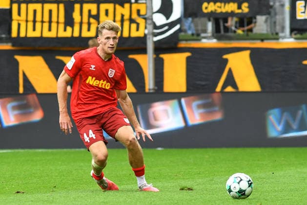 Malte Karbstein (Jahn Regensburg, 44) am Ball, Spielszene, Freisteller, Ganzkörper, Einzelbild, Aktion, Action, 12.09.2026, Aachen (Deutschland), Fussball, 3. Liga, TSV Alemannia Aachen - Jahn Regensburg, Fussball, 3. Liga, TSV Alemannia Aachen - Jahn Regensburg, DFB DFL REGULATIONS PROHIBIT ANY USE OF PHOTOGRAPHS AS IMAGE SEQUENCES AND OR QUASI-VIDEO.